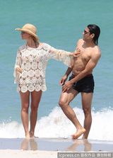 组图：球星法尔考海中爱抚娇妻 舔肚脐极度高调