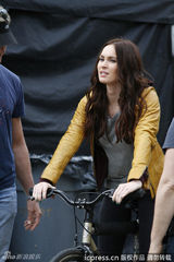 组图：梅根-福克斯现身片场身材微胖