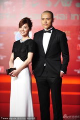 组图：上海电影节红毯 阿Sa(蔡卓妍)高云翔现身黑白配