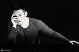 组图：严宽黑白光影写真 尽显坚毅沉静