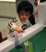 组图：张柏芝带lucas出游 母子二人学做巧克力