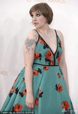 组图：《衰姐们》莉娜-杜汉姆花裙亮相艾美红毯