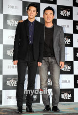 组图：严泰雄朱元新片《特别搜查总部》记者会