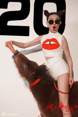 组图：崔天琪全新写真桀骜不驯 携草泥马上镜