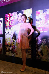 组图：颖儿石小群亮相活动甜美妆容竞艳