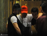 组图：佟大为深夜醉酒 黄晓明文章义气搀扶