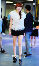 组图：宋承宪Rain出席活动 宋允儿申世京黑白配