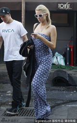 组图：帕里斯-希尔顿抹胸连身裤性感时尚