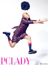 组图：包贝尔与鹅共舞 烟熏妆造型前卫