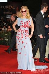 组图：《W.E》首映 麦当娜裙装娇嫩金发红唇美艳