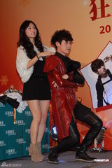 组图：台湾棒棒堂组合现身跨年活动 热舞火爆现场