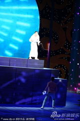 组图：周天表演杂技《空竹》令人赞叹