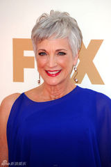 组图：艾美奖红毯 瑞蒂-海勒宝蓝色薄纱裙魅力不减