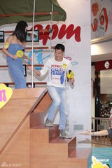 组图：郭富城牵手杨采妮亮相 否认家庭聚会有熊黛林