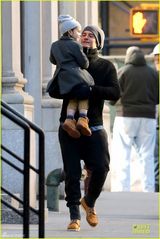 组图：奥兰多带子出街骑大马 小弗林吐舌卖萌