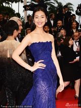 组图：名模刘雯戛纳走秀 低胸长裙秀高挑身材