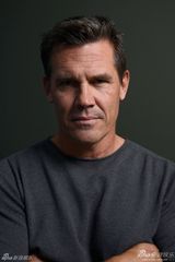 组图：准妈妈温丝莱特写真秀乳沟 与布洛林勾肩