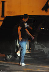 组图：文章与友工体吃饭 手机忘饭店服务员送回