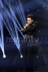 组图：快男复活赛上演 大热魏一宁裙装献唱落败