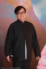 组图：成龙大哥压轴现身 挥手浅笑亲和力十足