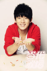 组图：陈翔为杂志拍写真 变粉嫩萌男乖巧可爱