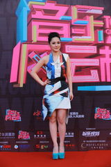 组图：音乐风云榜红毯 阿娇水墨裙装亮相