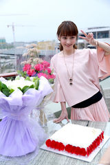 组图：姚笛片场温馨庆生 许愿假期来的更猛一些