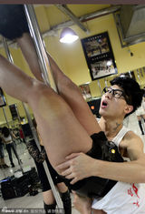 组图：实拍钢管舞培训 最小19岁因没钱裸腿练舞