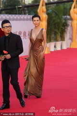 组图：巩新亮深v露乳提裙秀大腿 狼头男造型怪异