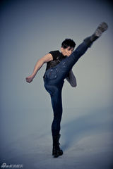 组图：吴奇隆拍广告花絮 大展跆拳道身手