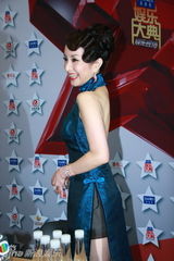 幻灯图：汤灿小露香肩美背 造型精致颇有古典韵味