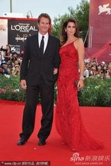 组图：名模辛迪-克劳馥红裙娇艳惹眼 和老公秀恩爱