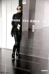 组图：林鹏剧组失意独自逛街扫货 见镜头花容失色