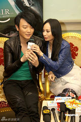 幻灯图集：飞儿乐队上海宣传 即兴演唱展不俗实力 