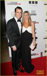 组图：安妮斯顿与未婚夫亮相电影奖典礼 情侣礼服秀恩爱