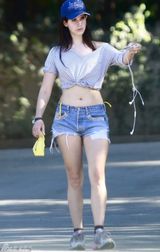 组图：拉娜德雷帅气街拍 露脐装热裤秀美腿