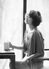 组图：阎娜杂志黑白大片演绎女性甜美