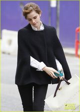 组图：艾玛沃特森黑斗篷伦敦血拼 素颜清新袭人