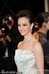 组图：《吸血鬼3D》戛纳首映 艾莎蛇皮纹裙狂野