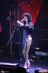 组图：何超仪紧身服飘孕味 卢巧音望度假造人