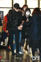 组图：韩星朴施厚全黑造型现身机场赴中国