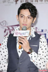 组图：汪东城帅气亮相 衣着新潮长靴抢镜