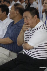 组图：陆川冒雨签约 尤小刚童心未泯无聊咬手