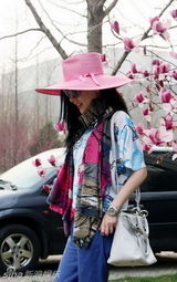 组图：霍思燕早春街拍粉帽清透轻松自在