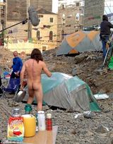 组图：杰克-吉伦哈尔全裸搭帐篷 胶带遮鸟新颖