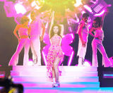 组图：张靓颖上海开唱 脚缠绷带穿高跟鞋热舞