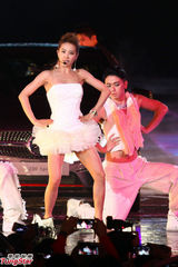 组图：蔡依林火辣开唱台上热舞大秀性感