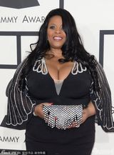 组图：56届格莱美红毯 泰勒透视麦当娜反串绅士