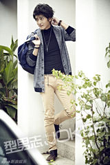 组图：张峻宁秋装型男街拍 展现阳光暖男清新风