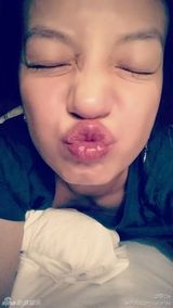 组图：赵薇自拍撅嘴索吻 穿新衣找年味